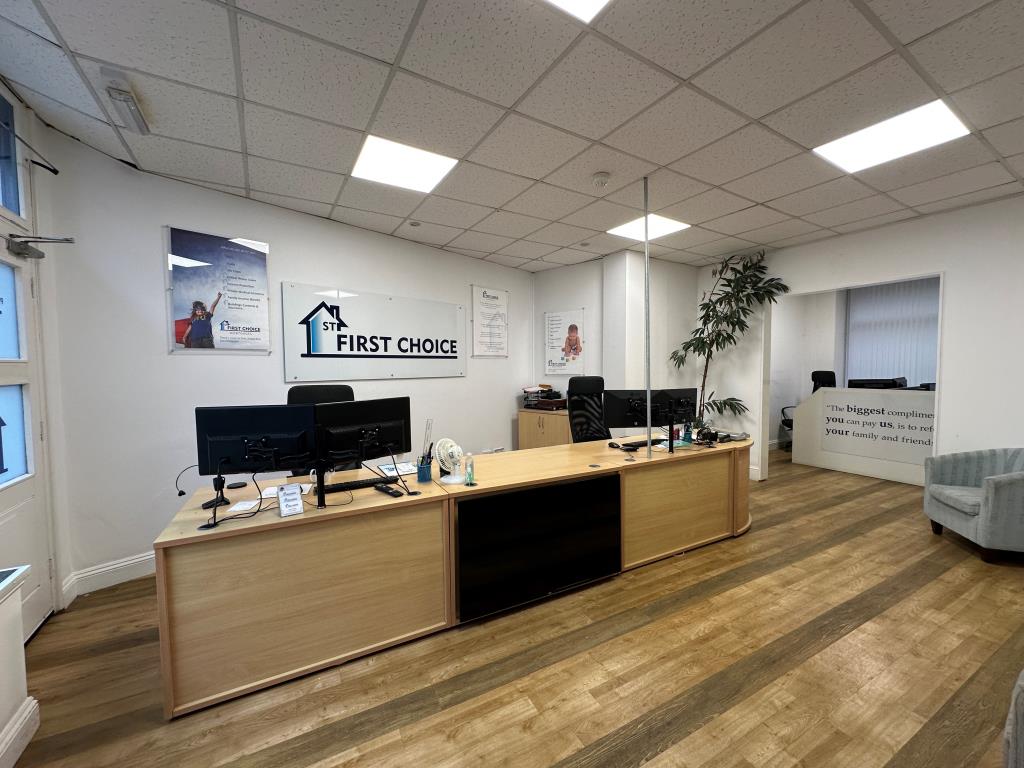 Lot: 31 - COMMERCIAL UNIT OVER FOUR FLOORS OF PROPERTY - Ground floor office